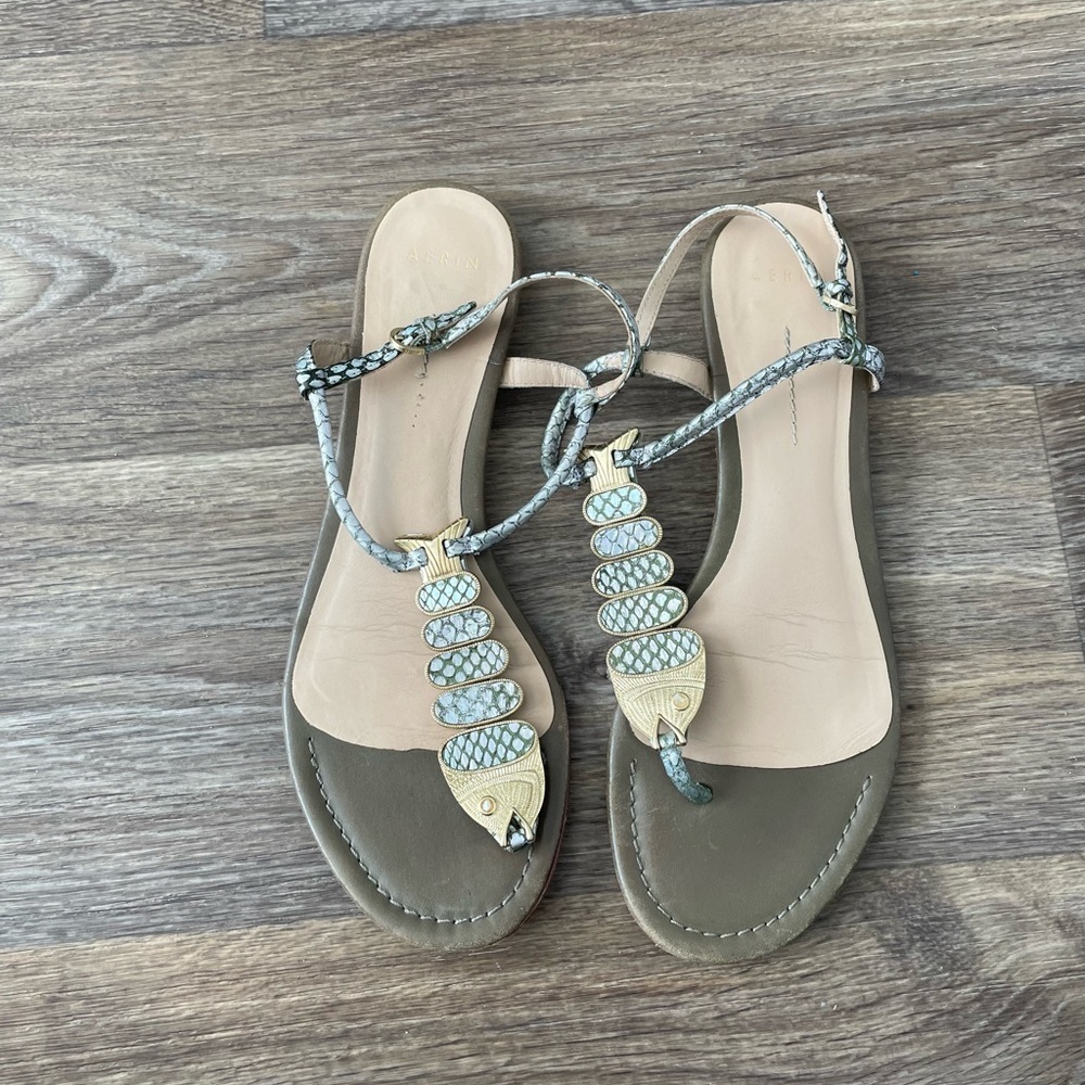 AERIN Leah Sandals 9M Olive Gold Fish Hardware Leather Thong Resort Luxury Boho
